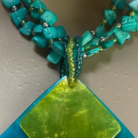 Stunning turquoise and yellow beaded necklace - Picture 4 of 4